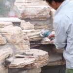 Kỹ Thuật Mài Đá Cổ Thạch Xây Hồ Cá Koi 6